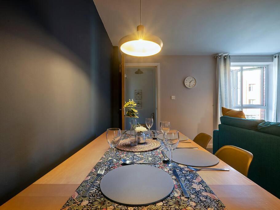 Lovely 2 Bedroom Apt At Ormeau Park W/ Free Parking Belfast Bagian luar foto