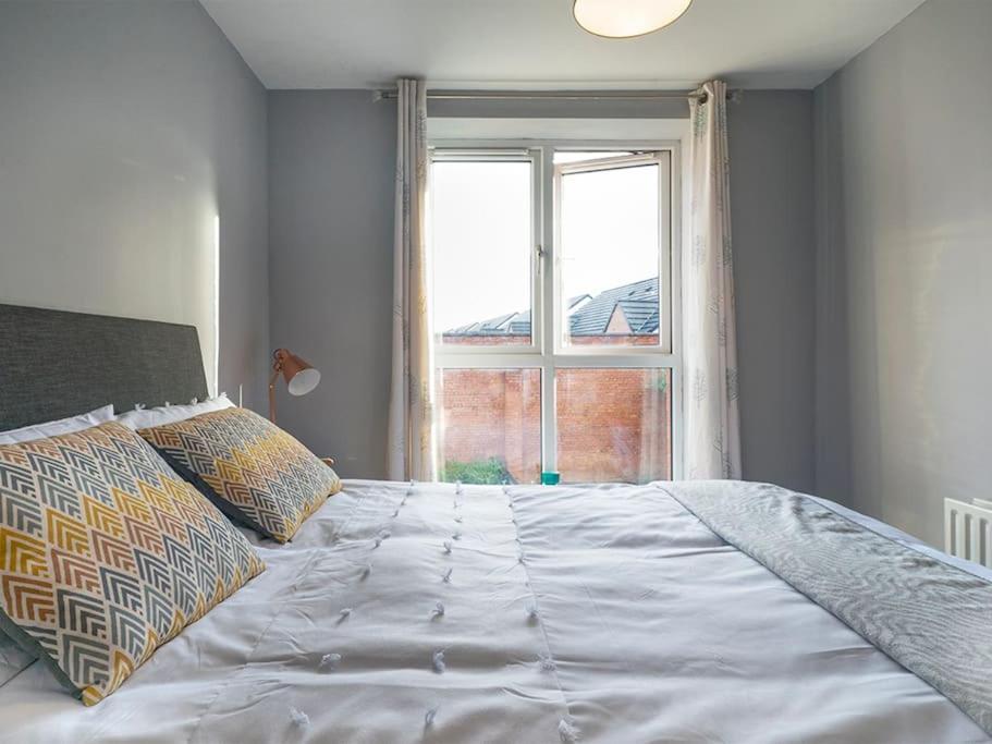 Lovely 2 Bedroom Apt At Ormeau Park W/ Free Parking Belfast Bagian luar foto